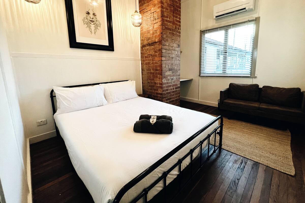Decoración personalizada, muebles diferentes y ropa de cama