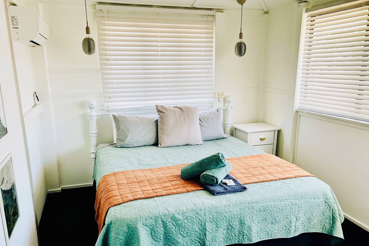 Decoración personalizada, muebles diferentes y ropa de cama