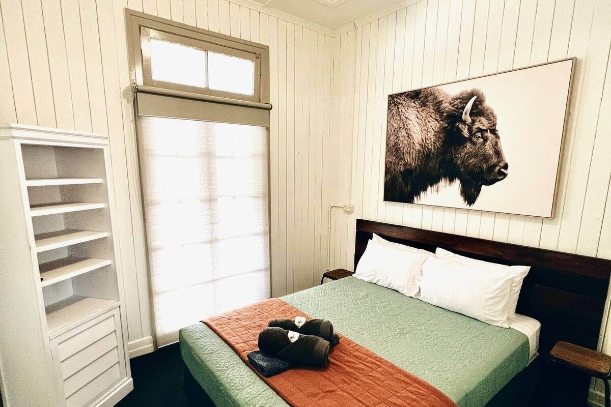 Decoración personalizada, muebles diferentes y ropa de cama
