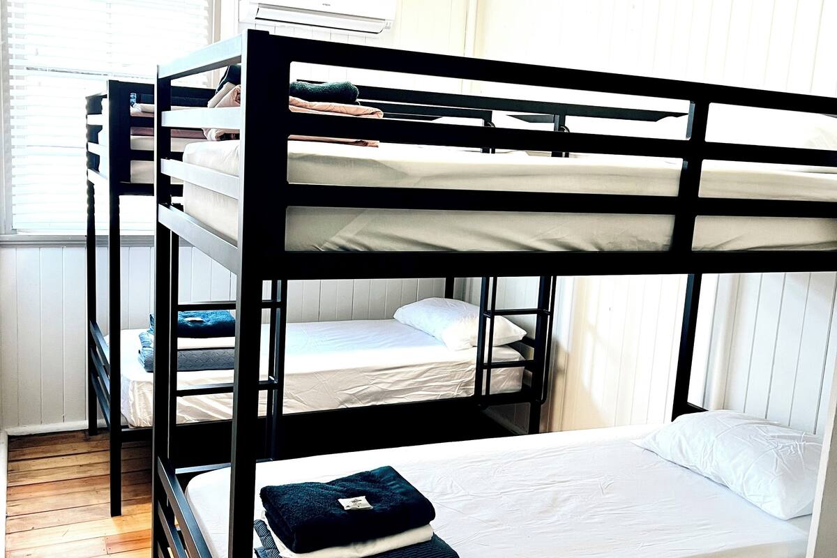 Decoración personalizada, muebles diferentes y ropa de cama