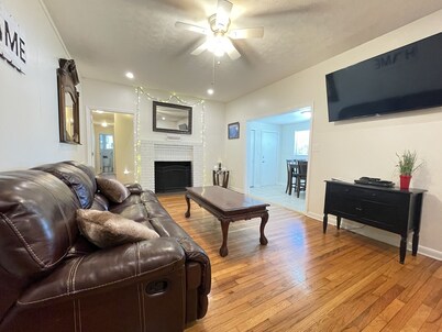 King Suite, 1 Gig Wi-Fi, 3 BEDROOM 3 BATH, Game Room, Office, 1 mile to FSU/FAMU