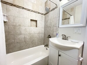 Amenidades de baño ecológicas, secadora de cabello, toallas, jabón 