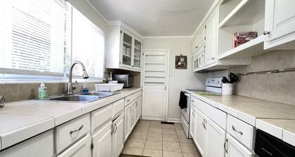 King Suite, 1 Gig Wi-Fi, 3 BEDROOM 3 BATH, Game Room, Office, 1 mile to FSU/FAMU