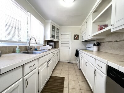 King Suite, 1 Gig Wi-Fi, 3 BEDROOM 3 BATH, Game Room, Office, 1 mile to FSU/FAMU