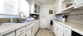 King Suite, 1 Gig Wi-Fi, 3 BEDROOM 3 BATH, Game Room, Office, 1 mile to FSU/FAMU