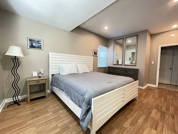 5 habitaciones, caja de seguridad en la habitación y escritorio 