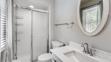 Douche, sèche-cheveux, serviettes fournies, savon