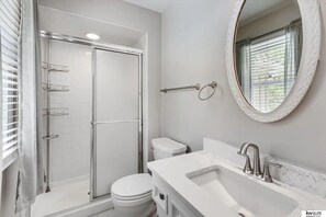 Shower, hair dryer, towels, soap - Spacious Home with Pool Hot Tub and Arcade Games . Great Quiet and Safe Location (Omaha)