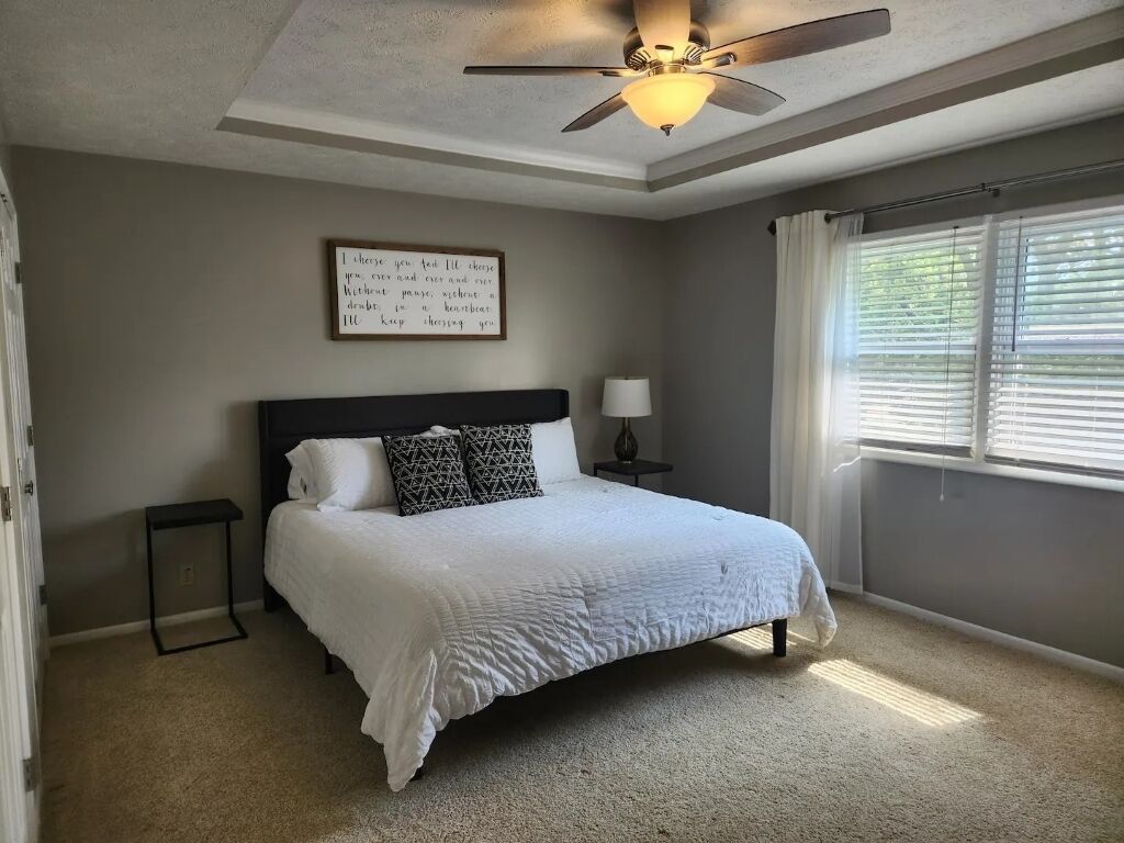 4 habitaciones, tabla de planchar con plancha y cuna de viaje 