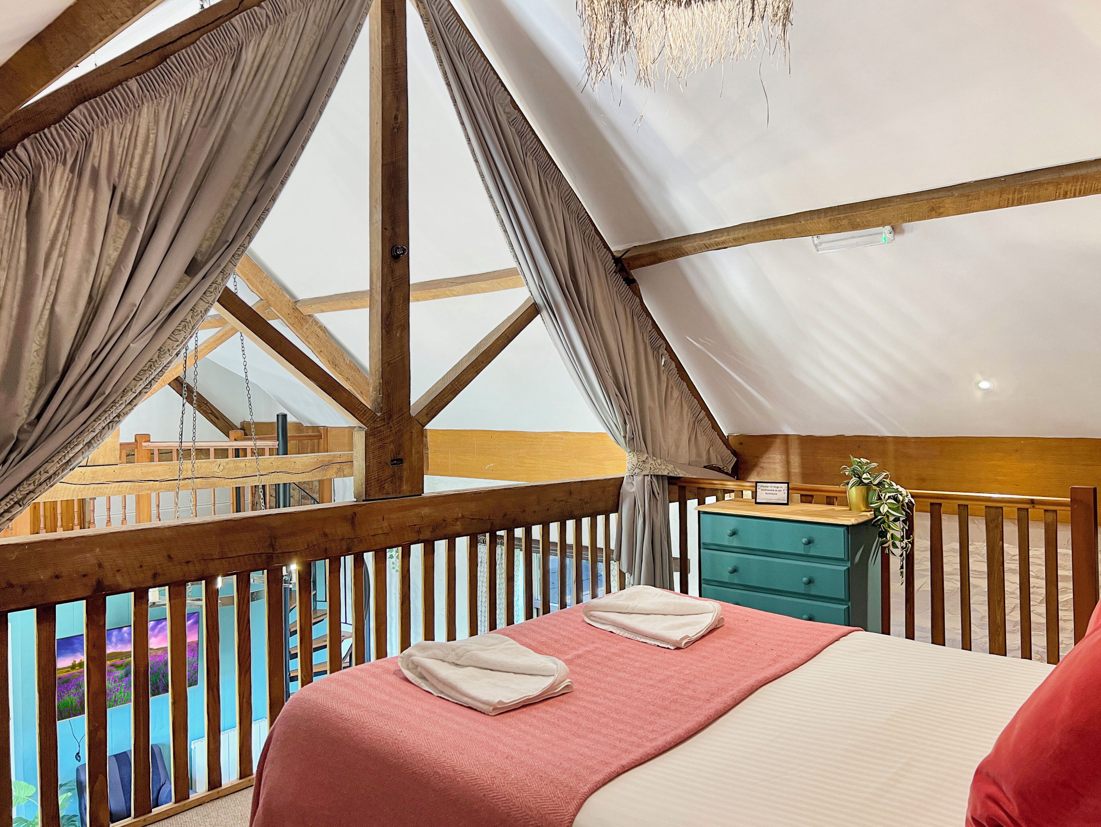 3 bedrooms, iron/ironing board, internet, bed sheets