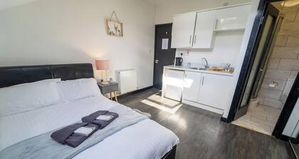 Studio available close to Queen Elizabeth Hospital
