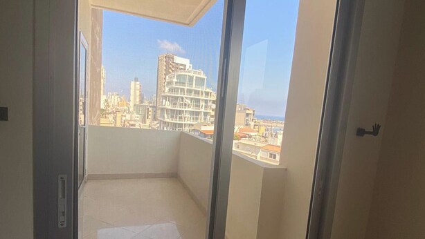 Un balcon offrant une vue dégagée sur le paysage urbain.