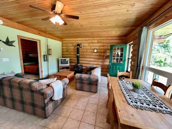 Smart TV, fireplace - Lakefront Cabin #3 - 4 Season - Sleeps 7 (Sundridge)
