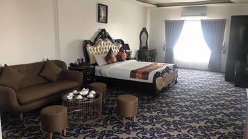 Business Double Room Single Use | In-room safe, desk, blackout drapes, iron/ironing board