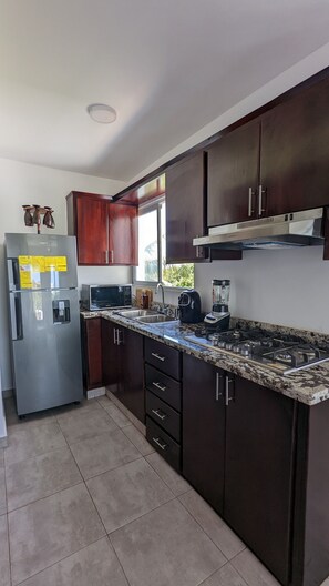 Großer Kühlschrank, Mikrowelle, Toaster, Mixer