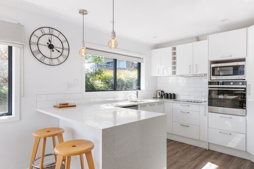 The Surfside Villa -2-Bedroom Home in Mount Maunganui – Just Steps from the Beach and Tay Street Café, Featuring an Outdoor Deck with BBQ, Fully Equipped Kitchen, and Modern Bathroom