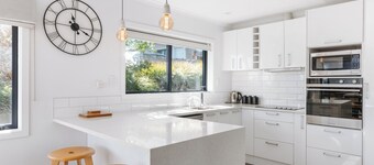 The Surfside Villa -2-Bedroom Home in Mount Maunganui – Just Steps from the Beach and Tay Street Café, Featuring an Outdoor Deck with BBQ, Fully Equipped Kitchen, and Modern Bathroom