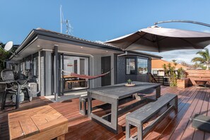 Outdoor dining - The Surfside Villa -2-Bedroom Home in Mount Maunganui – Just Steps from the Beach and Tay Street Café, Featuring an Outdoor Deck with BBQ, Fully Equipped Kitchen, and Modern Bathroom (Mount Maunganui)