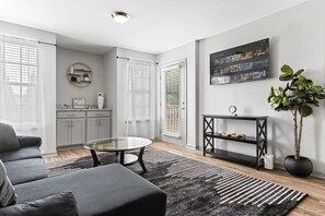 Living area - 3 mins from Arsenal - Pool &Gym. (Huntsville)