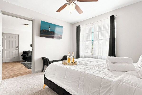 1 bedroom, desk, iron/ironing board, free WiFi - 3 mins from Arsenal - Pool &Gym. (Huntsville)