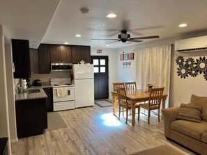 Fridge, microwave, oven, stovetop - Gould’s Hideaway off street parking, close to Sand Hollow, Quail & Zion. (Hurricane)