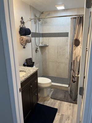 Dusj, hårføner, håndklær og såpe