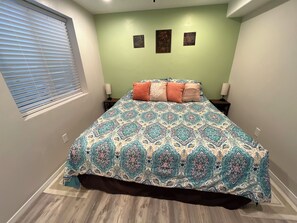 1 bedroom, travel cot, free WiFi, bed sheets - Gould’s Hideaway off street parking, close to Sand Hollow, Quail & Zion. (Hurricane)