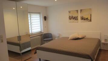 1 habitación, tabla de planchar con plancha, wifi gratis y ropa de cama