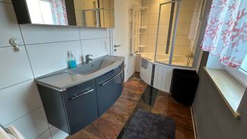 Vasca, asciugacapelli, asciugamani