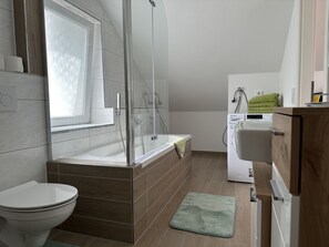 Bathtub, hair dryer, towels - Apartment "Dreams im Obergeschoss" with Private Terrace & Wi-Fi (Kötz)