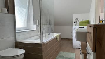 Banyera, assecador de cabells i tovalloles