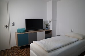 3 makuuhuonetta, silitysrauta/-lauta, ilmainen Wi-Fi, vuodevaatteet