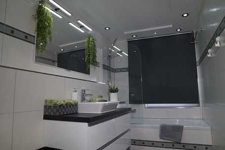 Bathtub, hair dryer, towels. Apartment "Dreams im Erdgeschoss" with Wi-Fi