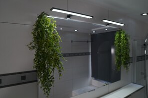 Bathtub, hair dryer, towels - Apartment "Dreams im Erdgeschoss" with Wi-Fi (Kötz)