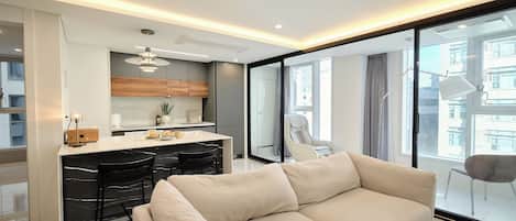 Muebles diferentes, cortinas blackout y sistema de insonorización