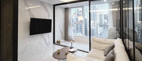 Mobiliario individual, cortinas opacas, sistema de insonorización