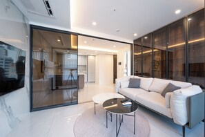 Ropa de cama de alta calidad, muebles diferentes y cortinas blackout