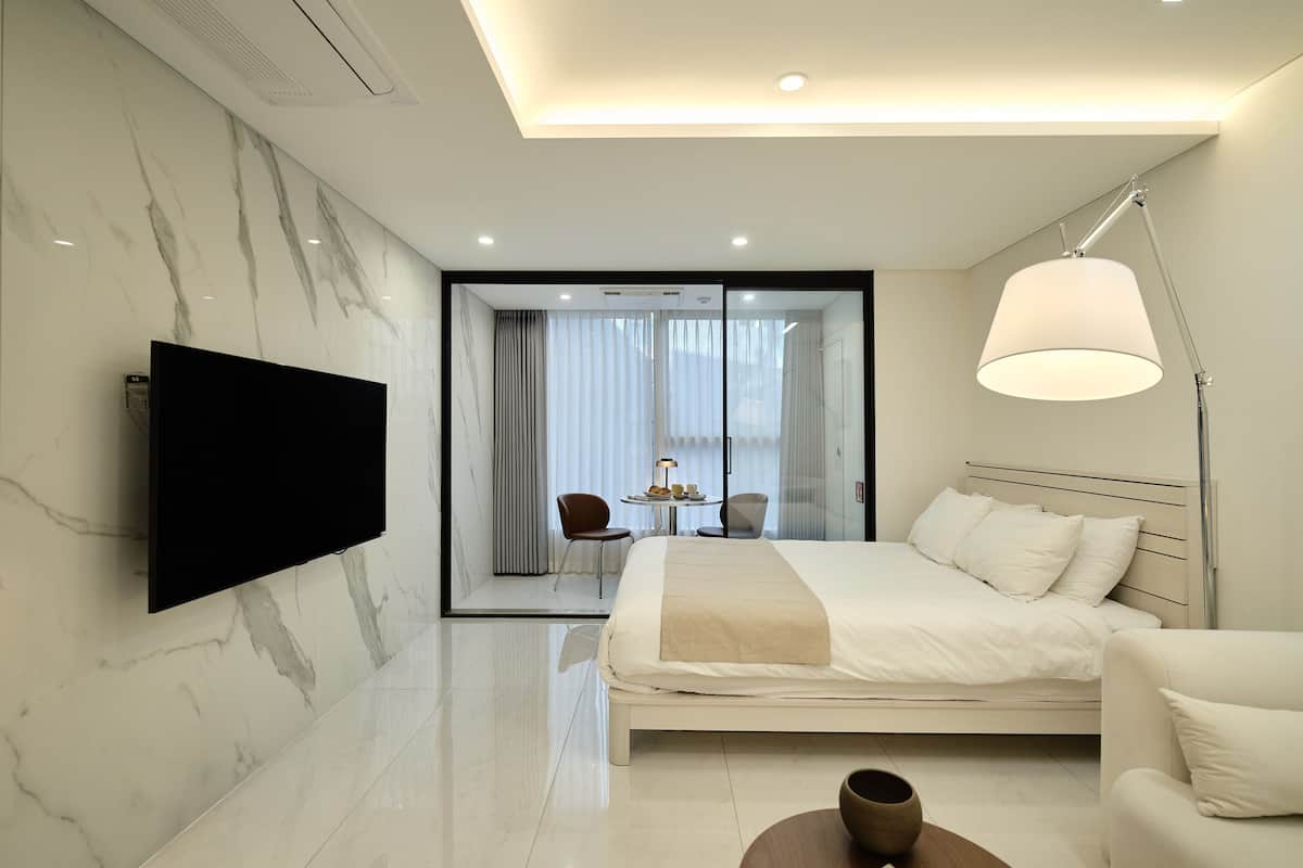 Ameublement personnalisé, rideaux occultants, chambres insonorisées