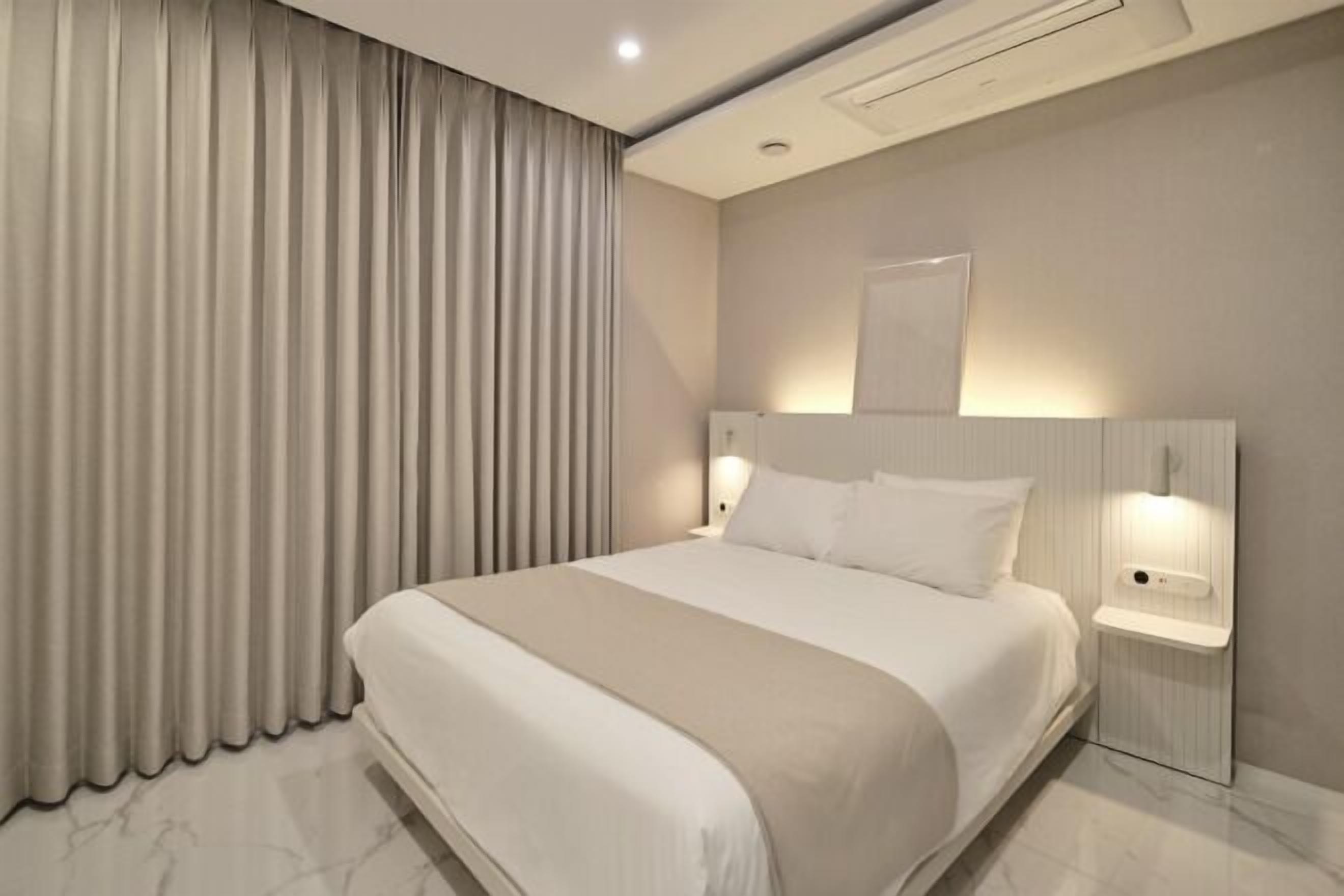 Trang bị nội thất với thiết kế riêng biệt, màn/rèm cản sáng 