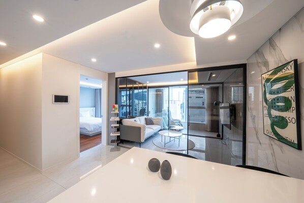 Ropa de cama de alta calidad, muebles diferentes y cortinas blackout