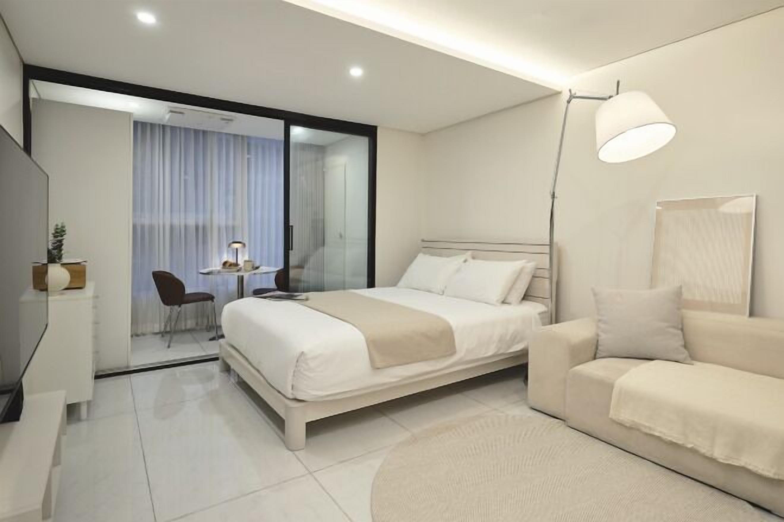 Trang bị nội thất với thiết kế riêng biệt, màn/rèm cản sáng 