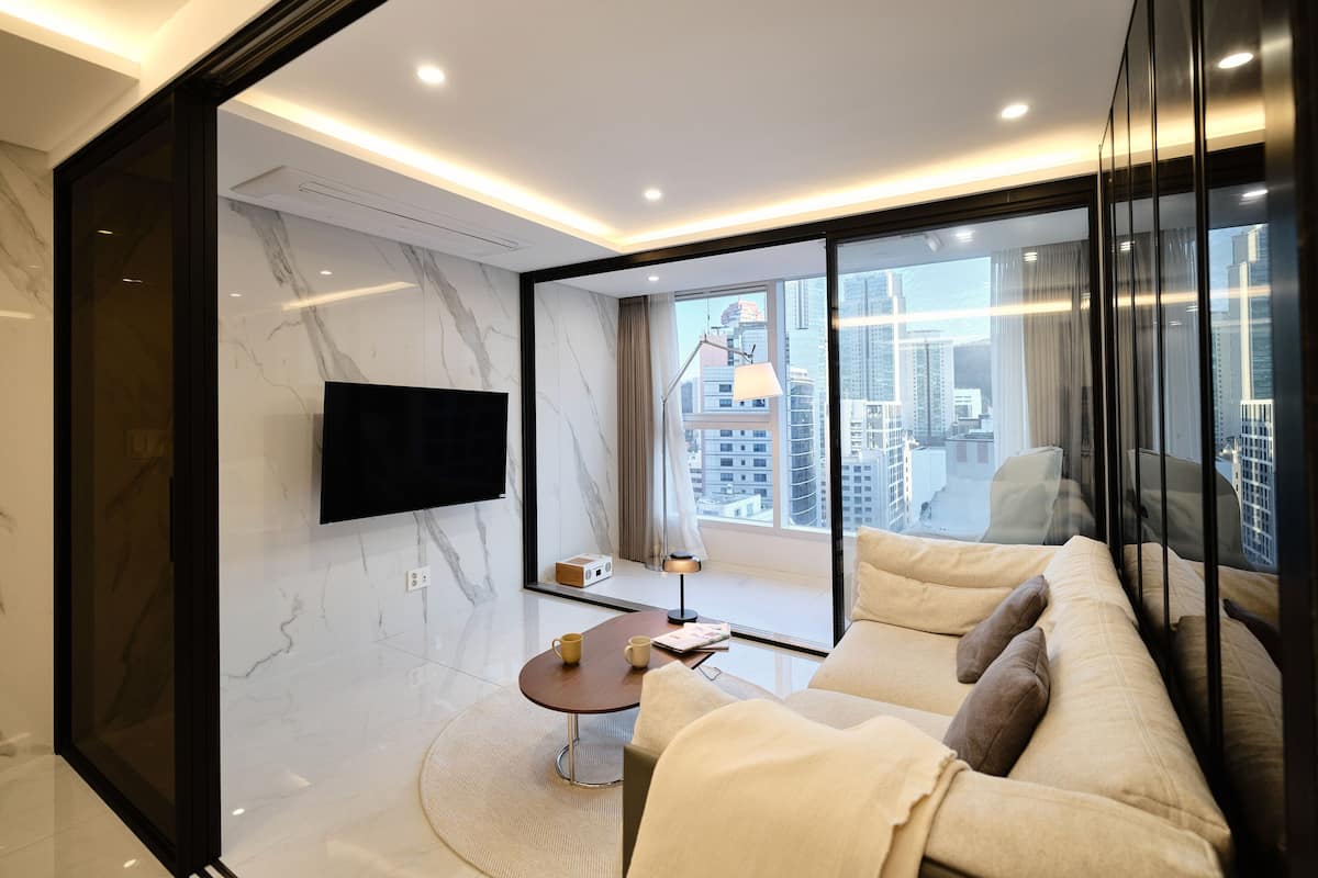 Ameublement personnalisé, rideaux occultants, chambres insonorisées