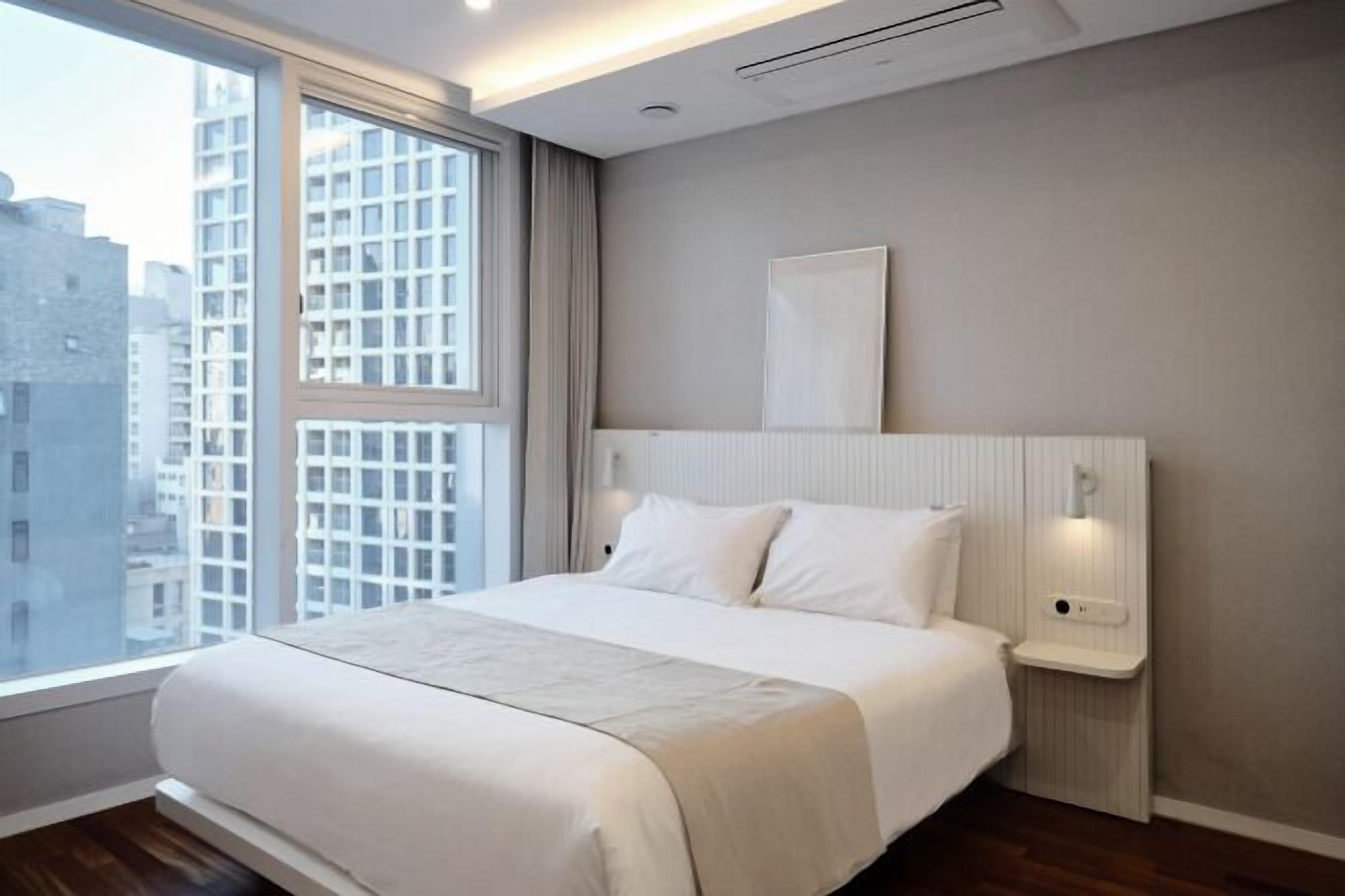 Trang bị nội thất với thiết kế riêng biệt, màn/rèm cản sáng 