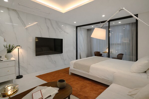 Muebles diferentes, cortinas blackout y sistema de insonorización 