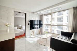 Eenvoudige suite | Woonruimte | Een 50-inch smart-tv met kabelzenders, Netflix en vloerwarming