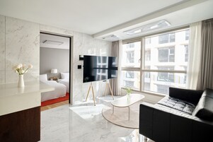 [New Wings] Family Suite | Living area