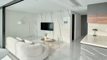 Individuelt innredet, blendingsgardiner, lydisolert og wi-fi (inkludert)