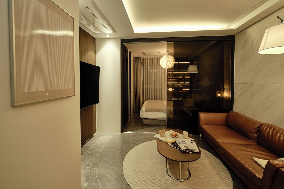 Yksilöllisesti kalustettu, pimennysverhot, äänieristys, ilmainen Wi-Fi