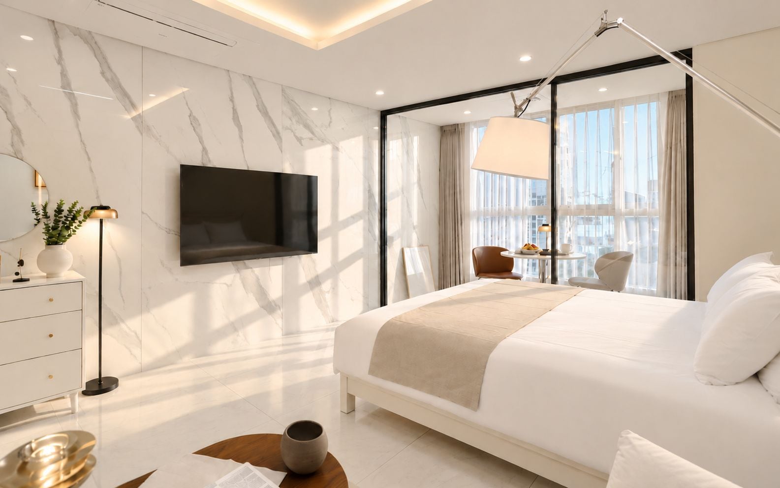 Een moderne hotelkamer met een groot bed, een flatscreen televisie, een bureau met stoel, en een raam met gordijnen.