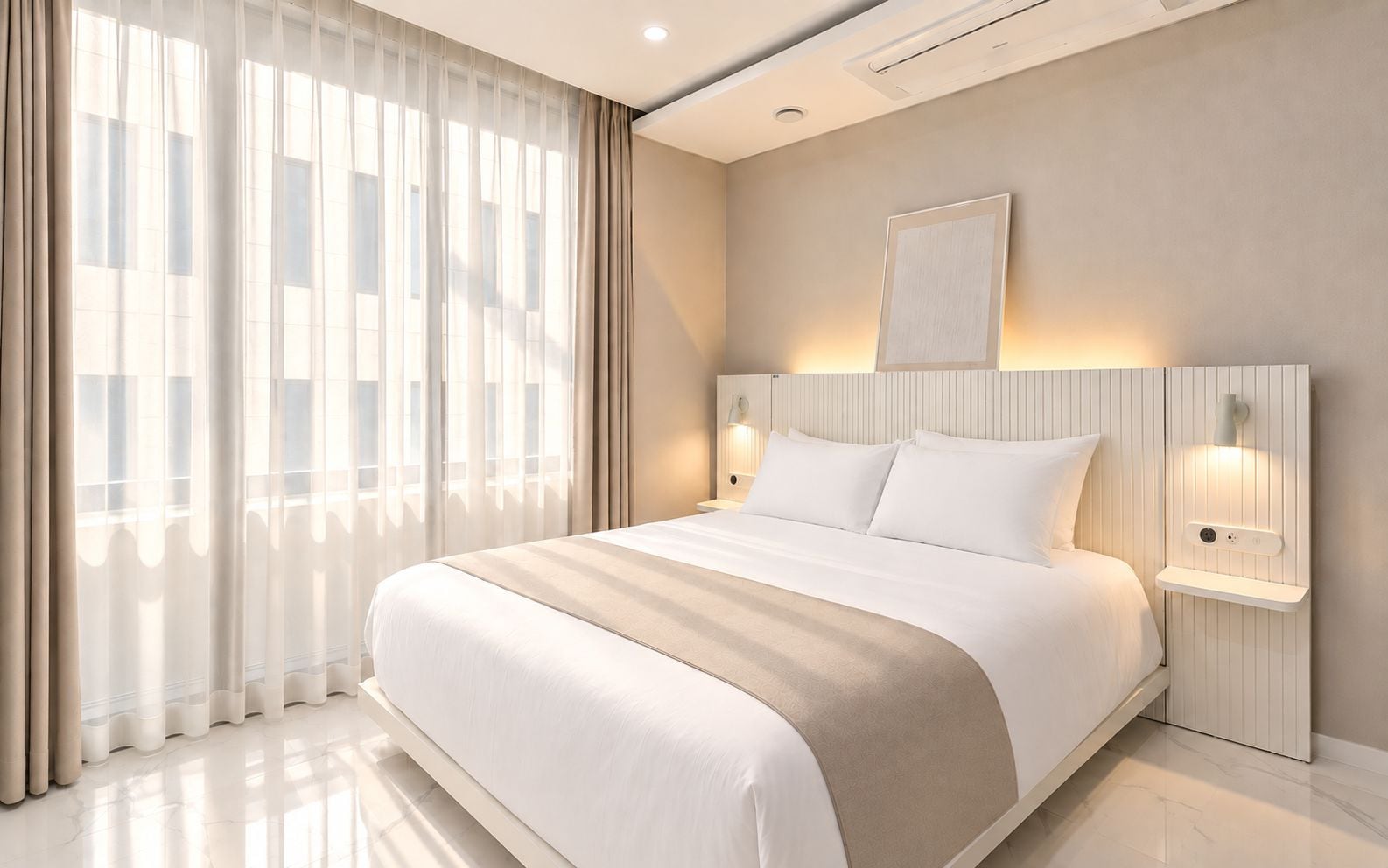 Ein modernes Hotelzimmer mit einem großen Bett, einem Nachttisch, einer Wandlampe und transparenten Vorhängen.